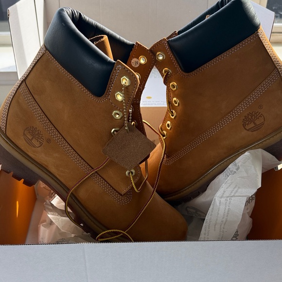Timberland Men’s Wheat Nubuck 6-Inch Boot with Black Collar (Brand New)